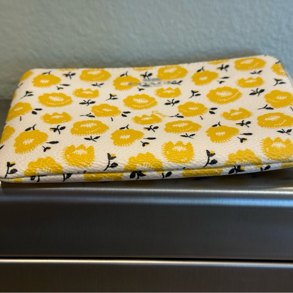 Coach Yellow Floral Zip Wristlet- Buttercup-Brand new with tags NWT - Picture 3 of 8